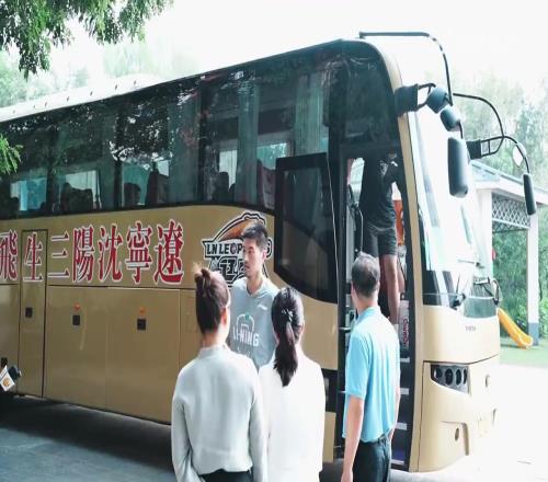 辽宁队:陪鞍山儿童福利院的小朋友们过集体生日会