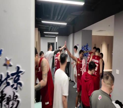 时隔十年重返CBA总决赛！北京男篮的球员们肉眼可见的开心