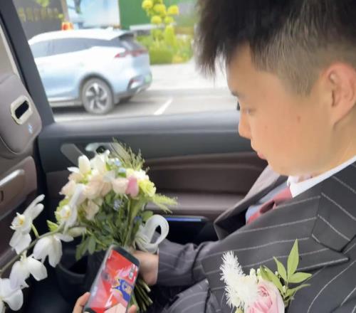 这是真的热爱哈！男子结婚在婚车上拿着手机看火勇季后赛