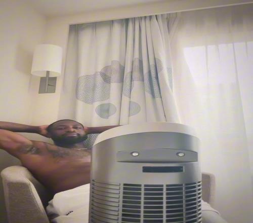 韦德晒视频：在巴黎酒店空调坏了自己得整个吹吹