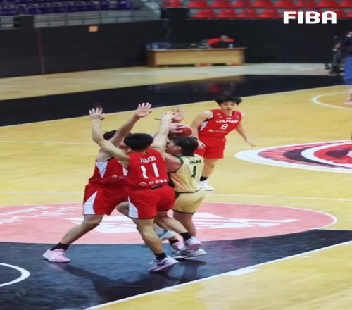 FIBAU18亚洲杯澳大利亚队以8941轻取日本队，进军四强