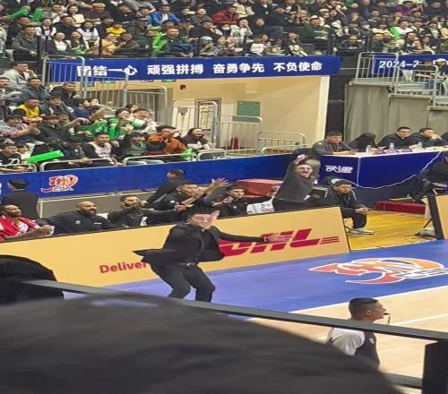 他是怎么做到西装革履的同时又破马张飞的！