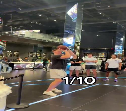 投篮挑战：连进10颗球就会免费获得一双鞋！你扛得住吗