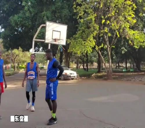 杜兰特到南苏丹上课都得坐第一排