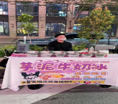 恒大前新星胡扬扬在恒大青训混了几年后，如今摆摊卖糖水了