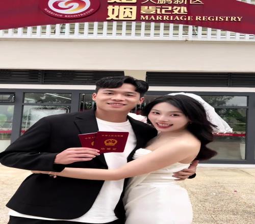 段刘愚真有福气，老婆这么漂亮啊！！看着像是杏花眼