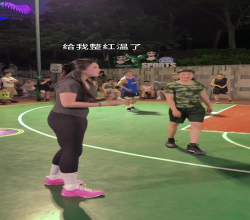 这是揩油还是进攻犯规哈！小伙子打球居然直接撞上国产卡戴珊肘姐