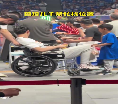 曾凡博受伤后首度现身，赛后浙江几位国家队队友过来关心...