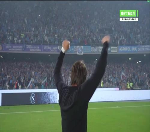 率领那不勒斯夺冠！孔蒂振臂同球迷庆祝！