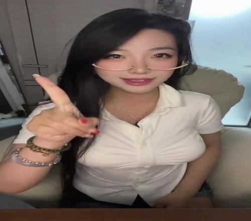 美女主播分析雷霆战胜森林狼原因，可惜我压根记不住她说了啥