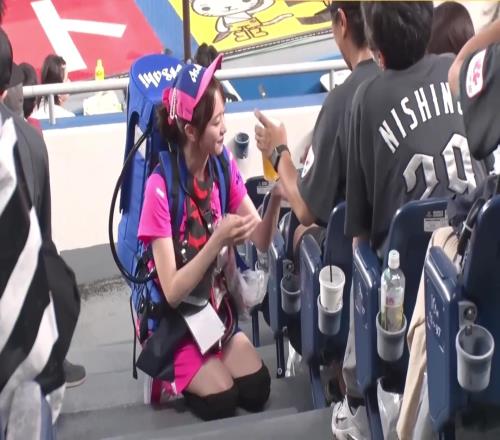 日本女生买一杯啤酒跪一次带你了解日本体育场啤酒妹的一天工作