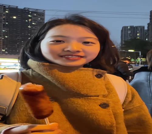 高考后采访称喜欢芒特的曼联女球迷正式起号，已吸粉1.6万