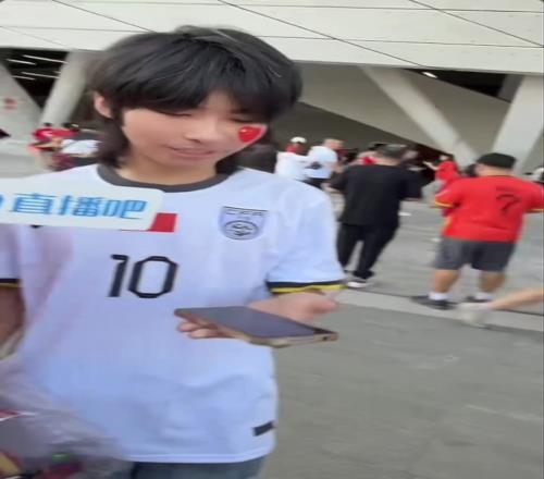 直播吧非常好用！现场国足年轻球迷，热情展示吧龄