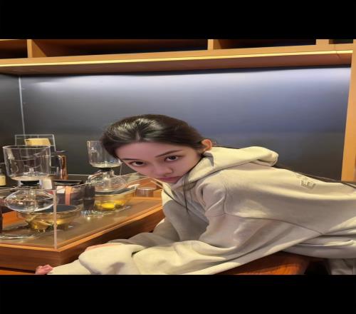 真飒！美女主播婧雯一身休闲帽衫穿搭：帅是一种天赋