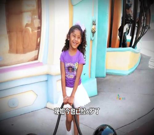 曾经那个躺在爸爸怀里的小女孩，如今也已经六岁了！