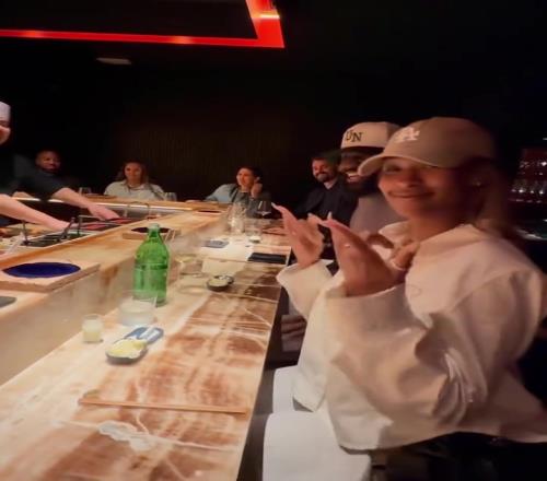 詹嫂亲自烤啊！詹姆斯夫妇和老友乐福一起吃寿司烤肉