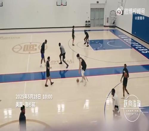 马卢阿奇用中文对杨瀚森说“一路平安”，这发音比很多人都标准！