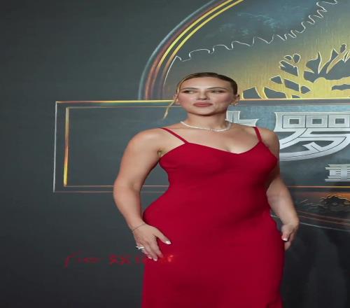 杜兰特点赞！斯嘉丽亮相上海《侏罗纪世界》首映礼
