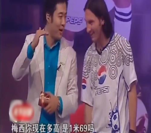 梅西当年三次来华都被调侃身高，梅西看着是真不想聊身高话题