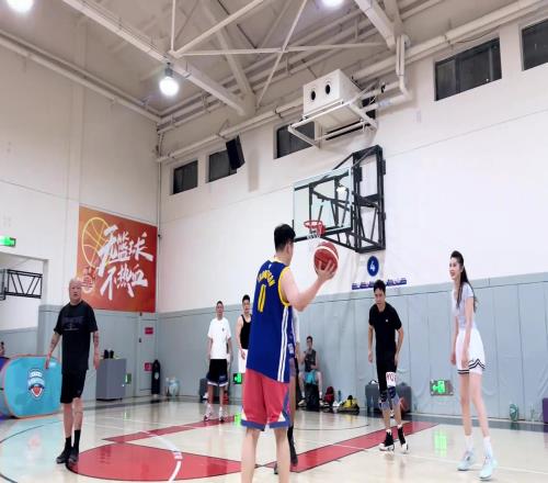 进步很快！小姐姐晒视频：学打球的第七月享受篮球带来快乐