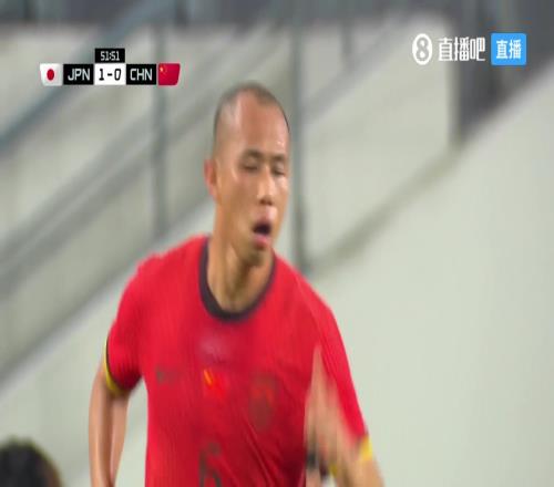 单后腰这块！董路：黄政宇都前插啦，想当法比安鲁伊斯啊