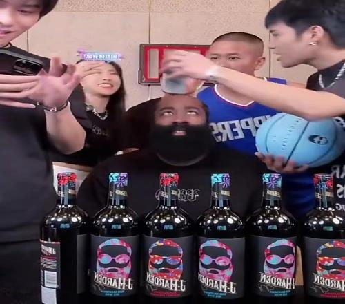 给登哥激动坏了！哈登曾在小杨哥直播间上架红酒，12秒就卖光