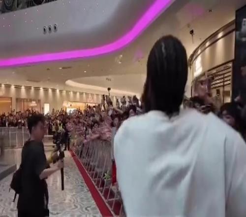 登哥在中国人气就是顶流哈登中国行现场球迷数以万计！！！