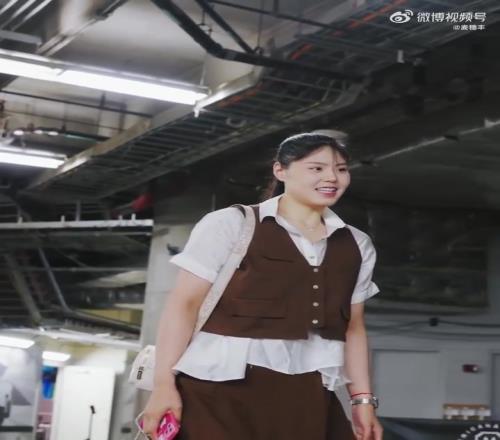李月汝赛前入场穿搭，看着越来越可爱了啊